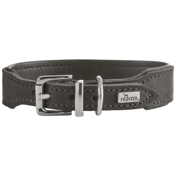 Graues Lederhalsband mit silberner Schnalle, D-Ring, abgesteppten Kanten und kleinem Metallanhänger 'HUNTER'.