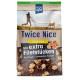 Hundefutterverpackung mit der Aufschrift "Twice Nice Junior Huhn", die zusätzliche Filetstücke enthält, mit einem Nettogewicht von 1 kg und einer Person, die einen Hund im Hintergrund führt.