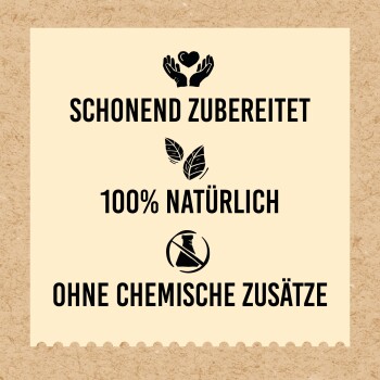Text auf Deutsch mit Symbolen: „Schonend zubereitet“, „100% natürlich“, „Ohne chemische Zusätze“, Hinweis auf sanftes, natürliches, chemiefreies Haustierprodukt.