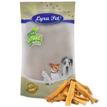 Verpackung von Lyra Pet Hundeleckerlis mit dem Text "Lyra Nature Power" und Bildern eines Hundes, einer Katze und eines kleinen Hundes, mit Leckerlis davor.