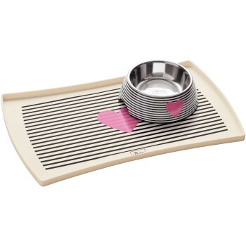 Futtermatte für Haustiere mit schwarz-weißen Streifen und einem pinken Herzdesign, mit einer Edelstahlschüssel oben.