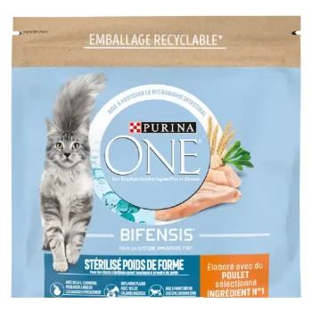 Emballage de nourriture pour chats Purina ONE Bifensis mettant en avant un chat gris duveteux, avec un texte soulignant les avantages pour un système immunitaire fort et la gestion du poids.