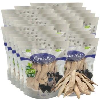 Mehrere Lyra Pet Leckerlitaschen mit Hundebildern und einem Haufen getrockneter Hundekausnacks; sichtbarer Text „Lyra Pet“ und „Nature Power“