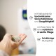 Eine Hand hält Katzenstreu und hebt die Vorteile hervor: Aktivkohle zur Geruchskontrolle, Aloe Vera für sanfte Pflege und Klumpenbildung.