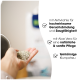 Eine Hand hält Katzenstreu und hebt die Vorteile hervor: Aktivkohle zur Geruchskontrolle, Aloe Vera für sanfte Pflege und Klumpenbildung.