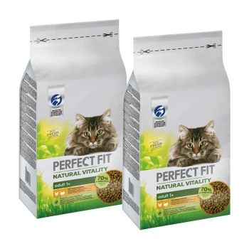 Zwei Beutel Perfect Fit Katzenfutter, beschriftet mit "Natural Vitality" und einem Foto einer Katze, mit den Angaben "70% Protein" und "Erwachsene 1+".