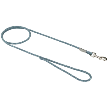 Lichtblauwe gevlochten hondenriem van touw met zilverkleurige draaibare musketonhaak en een klein stoffen label met zwarte tekst.
