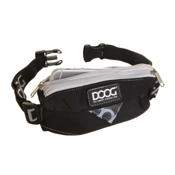 Schwarze Hundeweste mit einem Reißverschlussfach, das das Logo "DOOG" und einen verstellbaren Gurt für den Einsatz im Freien zeigt.