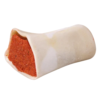 Un grand os à chien rempli d'une pâte rouge et charnue, présentant un extérieur lisse et blanc et une garniture vibrante.
