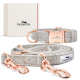 Grau gestreifter Haustierleine und Halsbandset mit roségoldenen Beschlägen neben einer "Freudentier"-Markenbox.