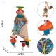 Buntes, geflochtenes Vogelt toy mit einem hängenden Design, mit lebhaften Holzformen und zerrissenem Papier im Inneren, Maße 46 cm x 18 cm.