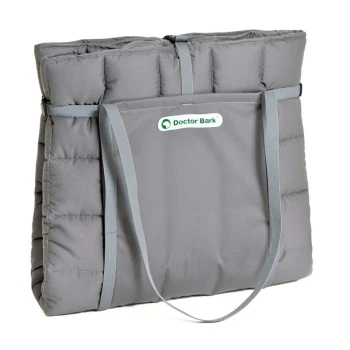 Graue Tragetasche für Haustiere mit gepolstertem Design, mit einem Logo, das "Doctor Bark" liest, und verstellbaren Riemen für einfaches Tragen.