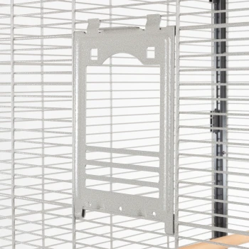 Metallpaneel für Haustierkäfige mit einer strukturierten silbernen Oberfläche, mit einer rechteckigen Öffnung und horizontalen Lamellen, vor einem weißen Hintergrund.