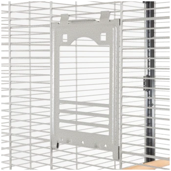 Metallpaneel für Haustierkäfige mit einer strukturierten silbernen Oberfläche, mit einer rechteckigen Öffnung und horizontalen Lamellen, vor einem weißen Hintergrund.