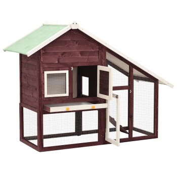 Holzhaustierhaus mit einem geneigten grünen Dach, mehreren Zugangstüren und Drahtgitterpaneelen zur Belüftung.