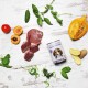 Eine Vielzahl frischer Zutaten, darunter rohes Fleisch, Gemüse und Kräuter, die um eine Dose "DOG'S LOVE" Hundefutter angeordnet sind.