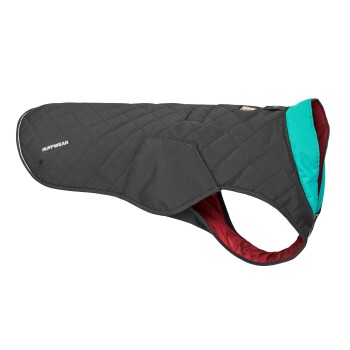 Eine schwarze, gesteppte Hundejacke mit türkisfarbenem und rotem Futter, die das Logo "RUFFWEAR" an der Seite trägt.