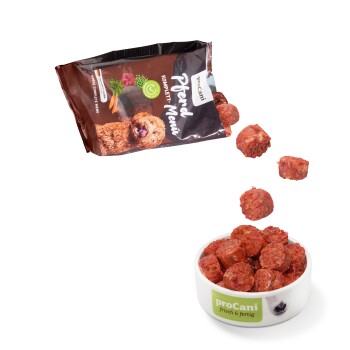 Eine Tüte proCani Hundefutter mit der Aufschrift "Komplett Menü" wird gezeigt, mit Futterstücken, die in eine weiße Schüssel mit der Aufschrift "proCani frisch & fertig" fallen.