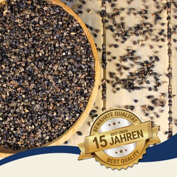 Eine Holzschale, gefüllt mit dunklen Samen, steht auf einer Holzoberfläche, umgeben von verstreuten Samen. Ein Abzeichen liest "Beste Qualität" und "15 Jahre" auf Deutsch.