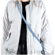 Eine Person, die eine hellgraue Bomberjacke über einem schwarzen Shirt trägt, mit einem blauen Umhängegurt, der sichtbar ist.