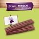 Haustier-Leckerlistreifen mit der Aufschrift "Strips HIRSCH WILDER GESCHMACK" und einem Hirschlogo, auf einem grünen Hintergrund präsentiert.