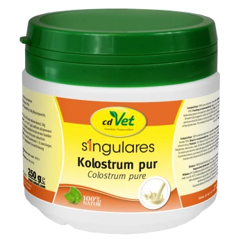 Behälter von cdVet Colostrum Pure, 250g, mit einem grünen Deckel und einem orangefarbenen Etikett, das Nährwertinformationen und Anwendungshinweise enthält.