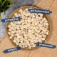 Holzschale mit kleinen beigen Würfel-Leckerchen auf Juteburlap, mit Etiketten: ‚getreidefrei‘, ‚gut bekömmlich‘, ‚fettarm‘, ‚proteinreich‘.