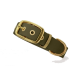 Eine Person in einem grauen Mantel und schwarzen Jeans steht auf einer Kopfsteinpflasterstraße und hält eine Leine, die an einem sitzenden braunen Hund befestigt ist.