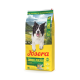 Tüte Josera Hundefutter für erwachsene Hunde mit Lachs und Kartoffel, mit einem glücklichen schwarz-weißen Hund und Berglandschaft.