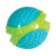 Une balle de jouet pour chien KONG colorée en bleu et vert, avec des surfaces texturées et le logo KONG embossé dessus.