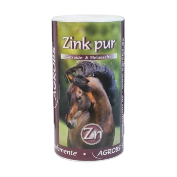 Behälter mit "Zink pur" Pferdeergänzung, mit einem Bild eines galoppierenden Pferdes, mit Text, der angibt, dass es frei von Getreide und Melasse ist.