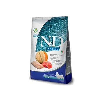 Sac de nourriture pour chien N&D Ocean pour mini adultes, contenant des ingrédients de saumon, de morue et de melon, avec un design bleu et blanc.