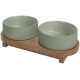 Set aus Futter- und Wasserschüssel für Haustiere mit zwei hellgrünen Keramikschalen auf einem Holzuntergrund.