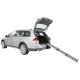 Ein silbernes Auto mit offenem Kofferraum und einer ausziehbaren Rampe, die von hinten ausgefahren ist, entworfen für einfaches Be- und Entladen von Haustieren.