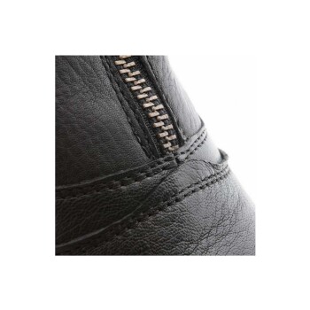 Nahaufnahme eines schwarzen Leder-Haustierstiefels mit einem Reißverschluss und detaillierter Naht.