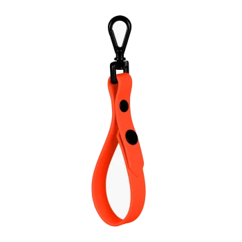 Helle orangefarbene Silikon-Haustierleine mit einem schwarzen Clip und zwei schwarzen Knöpfen, entworfen für Haltbarkeit und Komfort.