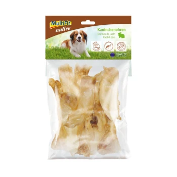 Eine klare Plastiktüte mit mehreren Kaninchenohren-Hundeleckerlis, beschriftet mit "Multifit native" und dem Text "Kanichenohren" und "Rabbit Ears."