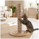 Chat tigré grattant un grattoir haut enveloppé de corde avec un pompon blanc pendant sur une base circulaire en bois dans le salon