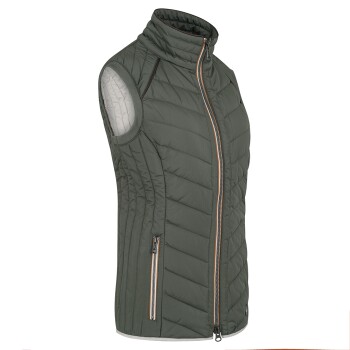 Eine ärmellose, olivgrüne gesteppte Weste mit hohem Kragen und zwei Reißverschlusstaschen, vor einem weißen Hintergrund präsentiert.