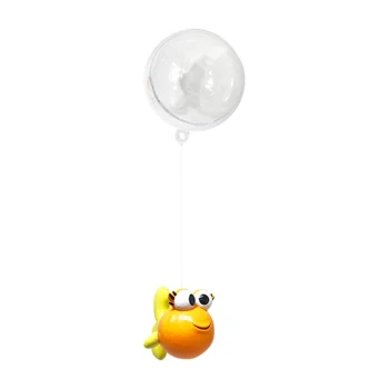 Sesamstraße Dory Medium Ein verspieltes orangenes Fischspielzeug mit einem gelben Schwanz und großen Augen, das an einem klaren Ballon mit einem dünnen Faden hängt.