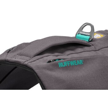 Eine Nahaufnahme eines grauen Hundegeschirrs mit dem Markennamen "RUFFWEAR" in Türkis, mit einem Metall-D-Ring und einer Reißverschlusstasche.