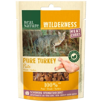Real Nature Wilderness Pure Truthahnfleischwürfel für Haustiere, mit einer Katze in der Natur und dem Text: "100% Pure Turkey" und "Sanft im Ofen getrocknet."