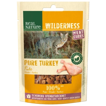 Real Nature Wilderness Pure Truthahnfleischwürfel für Haustiere, mit einer Katze in der Natur und dem Text: "100% Pure Turkey" und "Sanft im Ofen getrocknet."