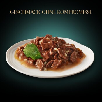 Ein Teller mit feuchtem Haustierfutter, das mit Fleischstücken und einem grünen Blatt garniert ist, mit dem Text "GESCHMACK OHNE KOMPROMISSE" darüber.