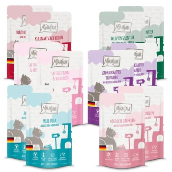 Verschiedene Mjammjam Haustierfutterbeutel mit bunten Verpackungen, die Geschmäcker wie "Saftiges Huhn & Wildlachs" und "Köstliche Garnelen" zeigen.