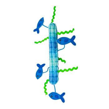 Blaues Plüsch-Katzenspielzeug in vertikaler Form mit vier befestigten blauen Fischen und grünen welligen Bändern vor weißem Hintergrund.