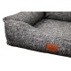 Grau tweedartiges rechteckiges Haustierbett mit Seitenpolstern und braunem Lederetikett mit der Aufschrift 'PETLIVING'.