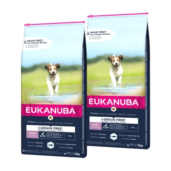 Zwei Tüten Eukanuba getreidefreies Hundefutter für Welpen, mit einem glücklichen Welpen, der durch Wasser läuft, auf der Vorderseite. Jede Tüte wiegt 12 kg.