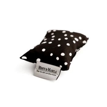 Schwarzes Katzenspielzeug mit weißen Punkten, mit einem Etikett, das "MINTY & MARLA - Alles für dich und deine Katze" liest.