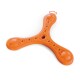 Oranges Hundespielzeug in Form eines dreizackigen Bumerangs, mit strukturierten Oberflächen und einem zentralen Loch für einfaches Greifen.